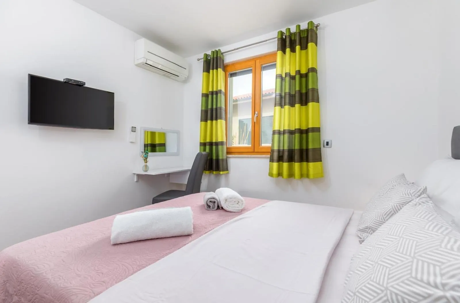 Family Friendly Apartments With A Swimming Pool Medulin - 23267 Croatia